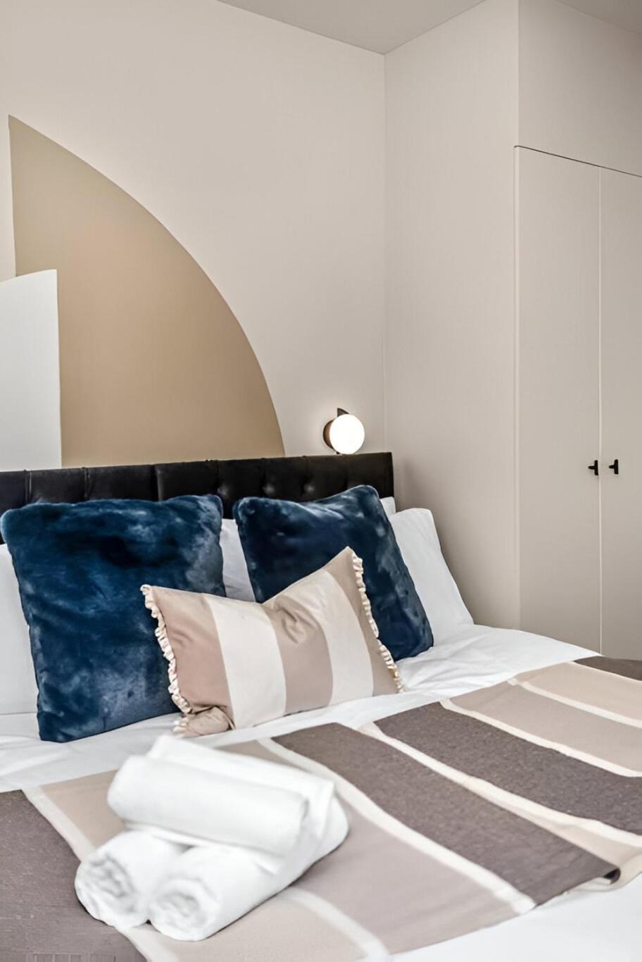 Delightful With Modern Kitchenette London
